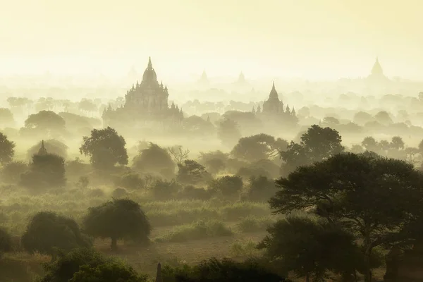 Východ slunce scéna na pole starověké město pagoda Bagan, Myanmar. — Stock fotografie
