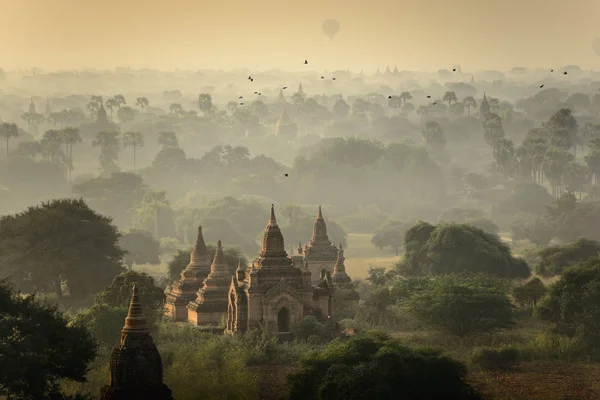 Východ slunce scéna na pole starověké město pagoda Bagan, Myanmar. — Stock fotografie