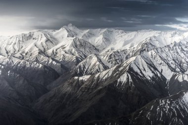 Kar dağ Leh Ladakh Hindistan'dan mavi gökyüzü ile