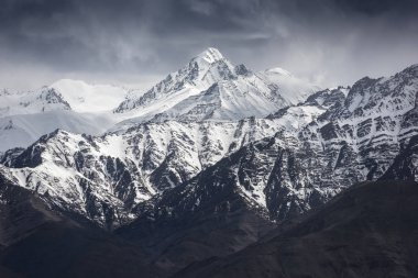 Kar dağ Leh Ladakh Hindistan'dan mavi gökyüzü ile