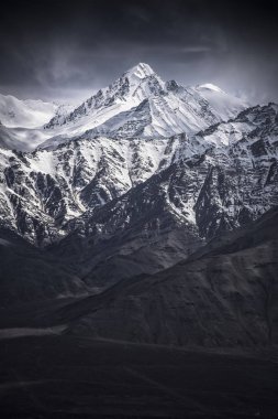 Kar dağ Leh Ladakh Hindistan'dan mavi gökyüzü ile