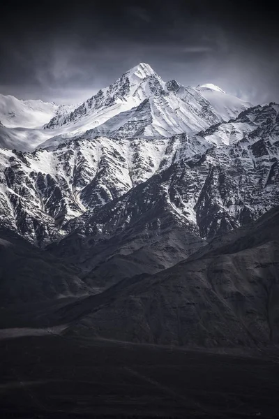Kar dağ Leh Ladakh Hindistan'dan mavi gökyüzü ile — Stok fotoğraf
