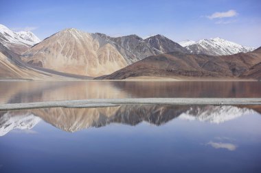 Dağlar Pangong göl kenarında yansıması mavi gökyüzü arka plan ile. Leh, Ladakh, Hindistan.