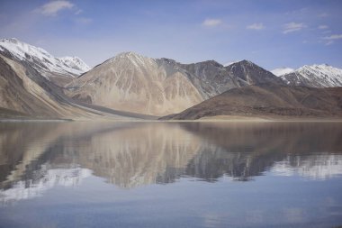 Dağlar Pangong göl kenarında yansıması mavi gökyüzü arka plan ile. Leh, Ladakh, Hindistan.
