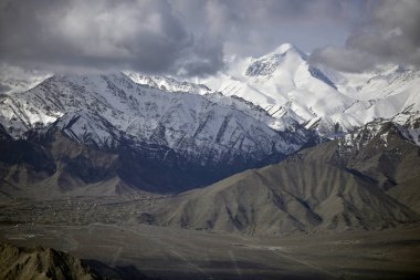 Kar dağ Leh Ladakh Hindistan'dan mavi gökyüzü ile.