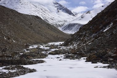 Kar dağ Leh Ladakh Hindistan'dan mavi gökyüzü ile.