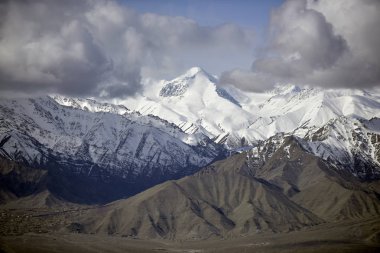 Kar dağ Leh Ladakh Hindistan'dan mavi gökyüzü ile.