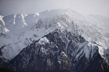 Kar dağ Leh Ladakh Hindistan'dan mavi gökyüzü ile.
