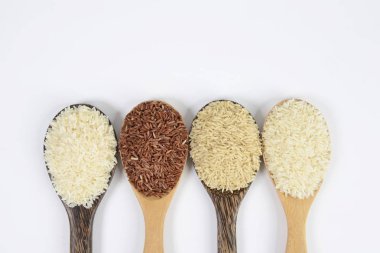 Beyaz arka plan üzerinde izole Kepçe üzerinde pirinç koleksiyon kümesi.