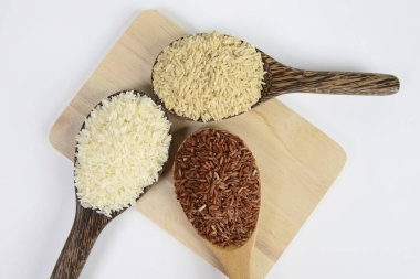 Beyaz arka plan üzerinde izole Kepçe üzerinde pirinç koleksiyon kümesi.