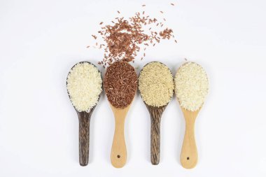 Beyaz arka plan üzerinde izole Kepçe üzerinde pirinç koleksiyon kümesi.