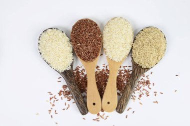 Beyaz arka plan üzerinde izole Kepçe üzerinde pirinç koleksiyon kümesi.