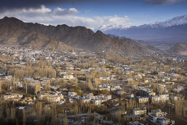 La città di Leh, capitale del Ladakh situato nel nord dell'India. Visto da Leh Palace — Foto Stock