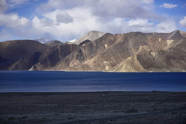 Hegyek Pangong tó tükre a kék ég háttér. Leh, Ladakh, India. — Stock Fotó