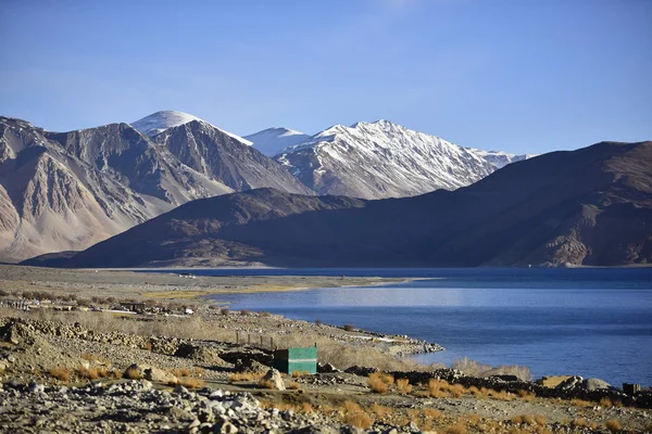 Reflectie van Bergen op Pangong Lake met blauwe hemelachtergrond. Leh, Ladakh, India. — Stockfoto