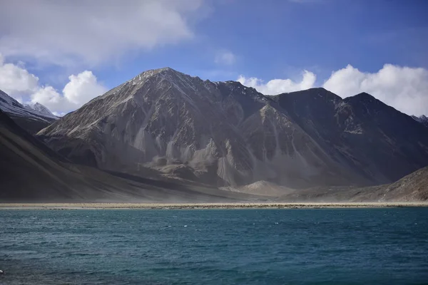 Riflessione delle montagne sul lago Pangong con sfondo cielo blu. Leh, Ladakh, India . — Foto Stock