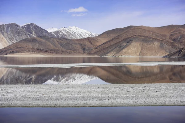 Riflessione delle montagne sul lago Pangong con sfondo cielo blu. Leh, Ladakh, India . — Foto Stock