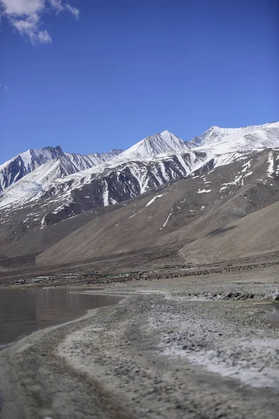 Reflektion av berg på Pangong sjön med blå himmel bakgrund. Leh, Ladakh, Indien. — Stockfoto