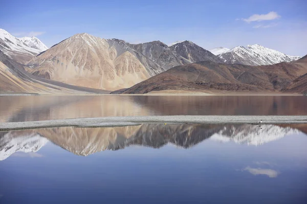 Hegyek Pangong tó tükre a kék ég háttér. Leh, Ladakh, India. — Stock Fotó