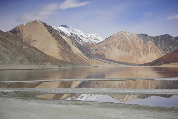 푸른 하늘 배경으로 산 Pangong 호수에 반영. Leh, Ladakh, 인도. — 스톡 사진