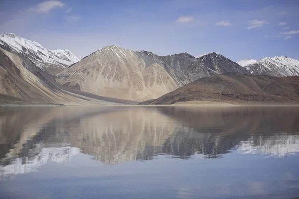 Hegyek Pangong tó tükre a kék ég háttér. Leh, Ladakh, India. — Stock Fotó
