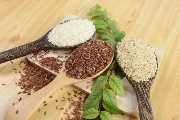 Conjunto de colección de arroz en cucharón sobre fondo de textura de madera . — Foto de Stock