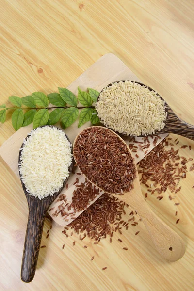 Conjunto de colección de arroz en cucharón sobre fondo de textura de madera . — Foto de Stock
