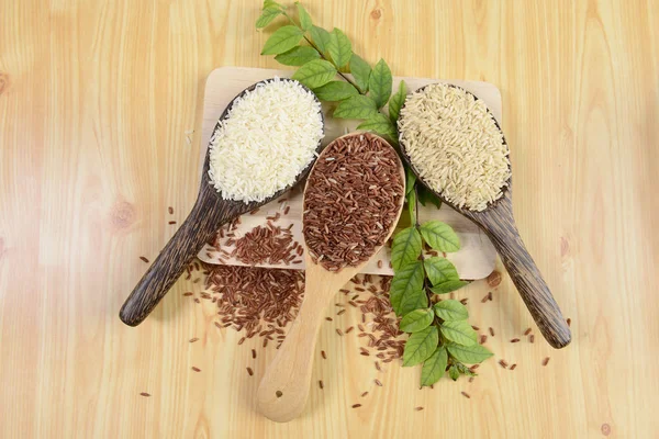 Conjunto de colección de arroz en cucharón sobre fondo de textura de madera . — Foto de Stock