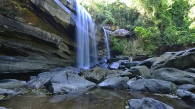Güneşli güzel şelale. Tayland