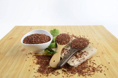 Ahşap doku arka plan üzerinde Kepçe üzerinde pirinç koleksiyonunun ayarla.