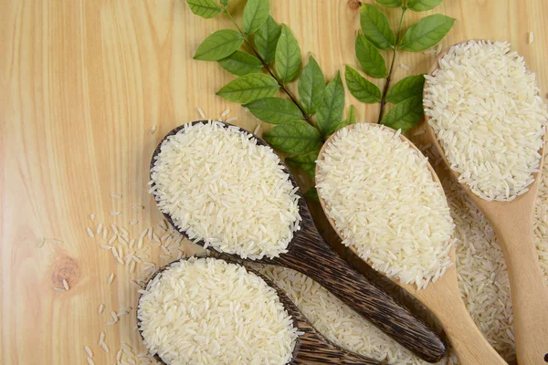 Conjunto de coleta de arroz em concha sobre fundo de textura de madeira . — Fotografia de Stock