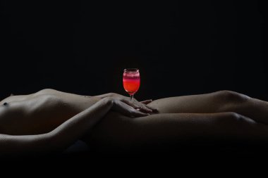 Çıplak kadın seksi vücut siluet poz çıplak soyut tarafından tutun gibi kırmızı cam siyah arka plan üzerine onun kalça.