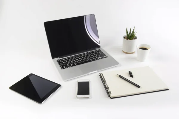 Tabel kantor dengan komputer laptop, notebook, tablet digital dan smartphone pada latar belakang putih . — Stok Foto