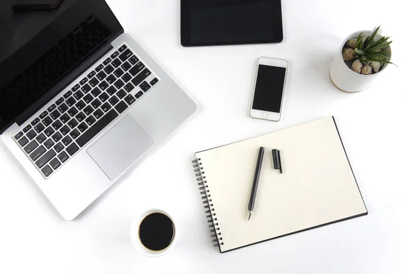 Tabel kantor dengan komputer laptop, notebook, tablet digital dan smartphone pada latar belakang putih . — Stok Foto