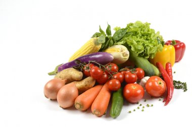 Farklı taze organik sebze için beyaz arka plan üzerinde sağlıklı. (temiz diyet ve sağlıklı organik gıda kavramı yeme)