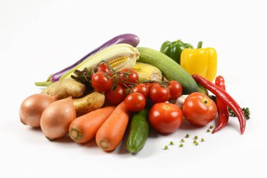 Farklı taze organik sebze için beyaz arka plan üzerinde sağlıklı. (temiz diyet ve sağlıklı organik gıda kavramı yeme)