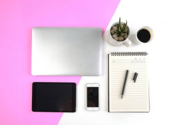 Dizüstü bilgisayar, dizüstü bilgisayar, dijital tablet ve modern iki ton (beyaz ve pembe) arka plan üstünde smartphone ile ofis masaları.