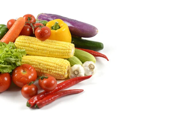 Légumes crus frais pour sain isolé sur fond blanc. (régime alimentaire propre et concept d'aliments biologiques sains ) — Photo