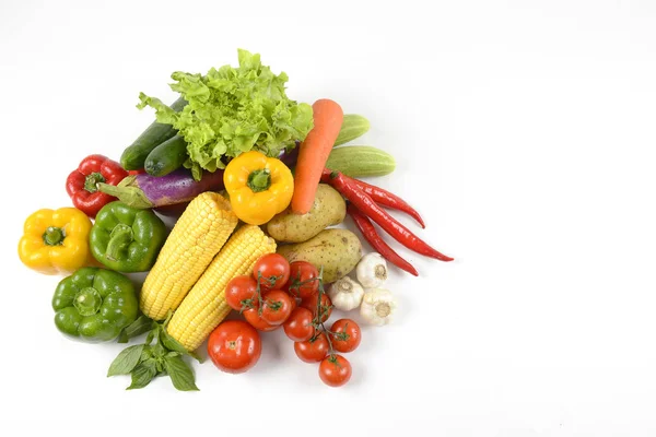 Verdure fresche crude per un sano isolamento su fondo bianco. (dieta alimentare pulita e sano concetto di cibo biologico ) — Foto Stock