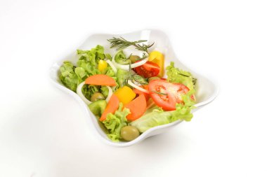 Taze çiğ sebze salata sağlıklı izole üzerinde beyaz arka plan için. (temiz diyet ve sağlıklı organik gıda kavramı yeme)