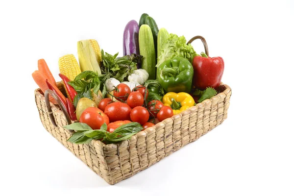 Légumes crus frais pour en bonne santé dans un panier isolé sur fond blanc. (régime alimentaire propre et concept d'aliments biologiques sains ) — Photo