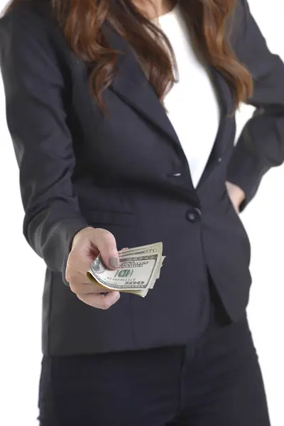 Бізнес-леді давати гроші (американських доларів) для її бізнес на білому тлі, крупним планом — стокове фото