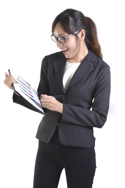 Affärskvinnor i kostym som håller svart mapp med pappersarbete på ren vit bakgrund. — Stockfoto