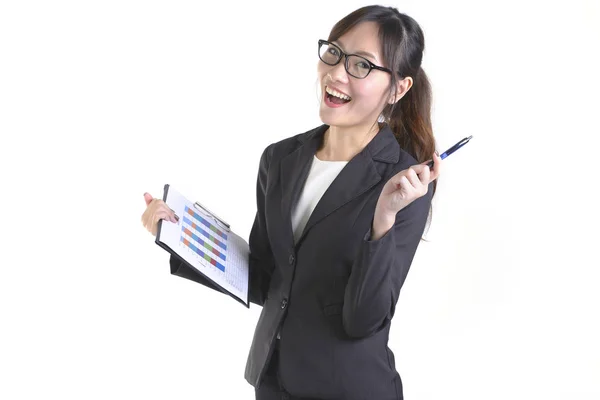 Perempuan bisnis dalam setelan bisnis memegang folder hitam dengan dokumen tentang latar belakang putih murni . — Stok Foto