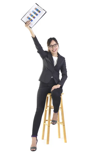 Geschäftsfrauen im Business-Anzug halten schwarzen Ordner mit Papieren auf reinweißem Hintergrund. — Stockfoto