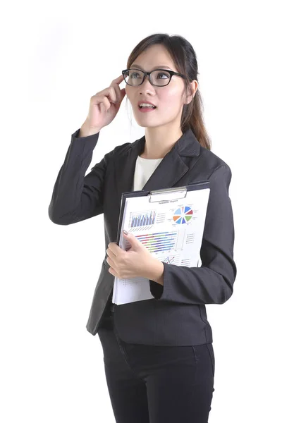 Perempuan bisnis dalam setelan bisnis memegang folder hitam dengan dokumen tentang latar belakang putih murni . — Stok Foto
