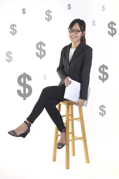 Успішна бізнес-леді посміхається і дуже щаслива, тому що успіх у новому проекті на фоні білого долара . — стокове фото