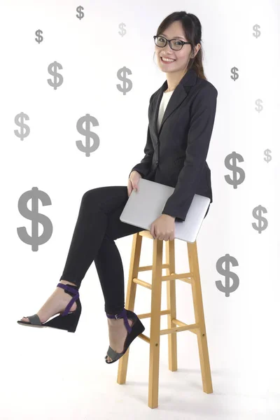 Erfolgreiche Geschäftsfrau Lächeln und sehr glücklich, weil der Erfolg im neuen Projekt auf weißem Dollar-Hintergrund. — Stockfoto