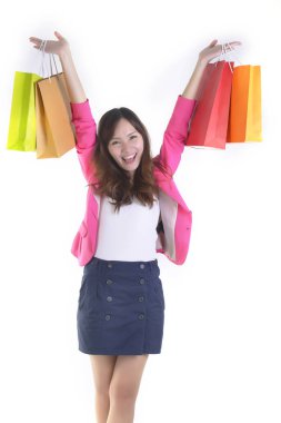 Alışveriş torbaları beyaz stüdyo arka planda tutan genç Asyalı kadınlar alışveriş. (Satış ve promosyon kavramı)