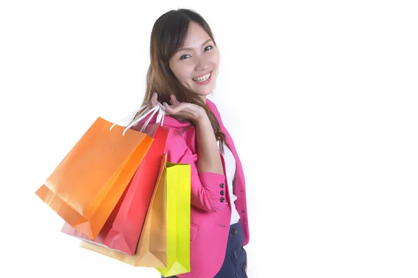 सफेद स्टूडियो पृष्ठभूमि पर शॉपिंग बैग पकड़ने वाली युवा एशियाई महिलाओं की खरीदारी। (बिक्री और संवर्धन अवधारणा ) — स्टॉक फ़ोटो, इमेज